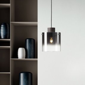 Beth Ø20 Rookkleurig hanglamp Van Brilliant - De Beth hanglamp is een blikvanger die perfect boven de eettafel past en zorgt voor sfeervolle verlichting in huis.