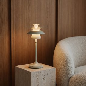 Picasso 35cm Zachte salie Van Belid - De tafellamp heeft sobere, felle kleuren die goed te combineren zijn met een klassiek Scandinavisch interieur.