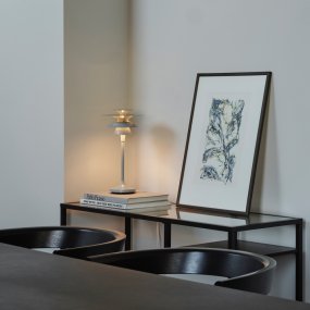 Picasso 35cm IJsblauw tafellamp Van Belid - De tafellamp heeft sobere, felle kleuren die goed te combineren zijn met een klassiek Scandinavisch interieur.