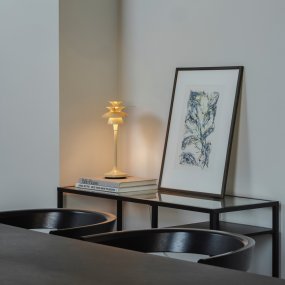 Picasso 35cm Lichte honing Van Belid - De tafellamp heeft sobere, felle kleuren die goed te combineren zijn met een klassiek Scandinavisch interieur.