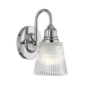 Addison Ø13 Gepolijst chroom badkamerlamp Van Elstead Lighting - De glanzende chromen afwerking van de lamp in combinatie met de gegroefde glazen kap geeft de lamp een moderne uitstraling en zorgt voor een aangenaam zacht licht dat de sfeer verbetert.