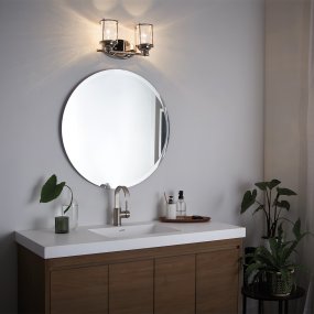Ashland Bay 36cm Chroom Van Elstead Lighting - Gemaakt van staal en glas, heeft het een luxe gepolijste chromen afwerking en twee prachtig gestructureerde glazen die het licht op een aangename manier verspreiden.