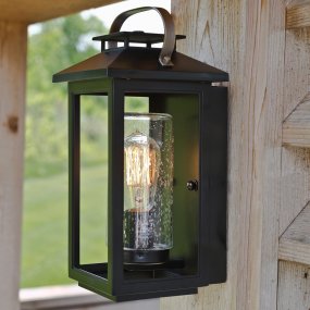 Atwater 35cm Zwart Van Elstead Lighting - Med IP44-klassning &auml;r Atwater skyddad mot fukt och v&auml;derp&aring;verkan, vilket g&ouml;r den till en elegant och l&aring;ngvarig l&ouml;sning f&ouml;r entr&eacute;er, uteplatser och tr&auml;dg&aring;rdsmilj&ouml;er.