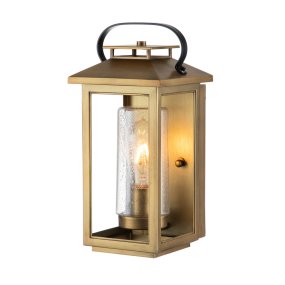 Atwater 35cm Messing buitenlamp Van Elstead Lighting - Med IP44-klassning &auml;r Atwater skyddad mot fukt och v&auml;derp&aring;verkan, vilket g&ouml;r den till en elegant och l&aring;ngvarig l&ouml;sning f&ouml;r entr&eacute;er, uteplatser och tr&auml;dg&aring;rdsmilj&ouml;er.