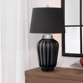 Bexley 56cm Zwart tafellamp Van Elstead Lighting - Den levereras med en avsmalnande lampsk&auml;rm i svart konstsilke med en silverlaminerad insida, handgjord i Storbritannien.