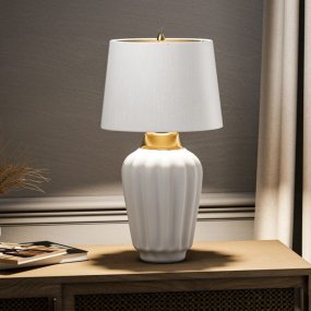Bexley 56cm Wit tafellamp Van Elstead Lighting - Den levereras med en avsmalnande lampsk&auml;rm i ljus elfenbensf&auml;rgad konstsilke med en m&auml;ssingf&auml;rgad insida, handgjord i Storbritannien.