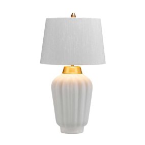 Bexley 56cm Wit tafellamp Van Elstead Lighting - Den levereras med en avsmalnande lampsk&auml;rm i ljus elfenbensf&auml;rgad konstsilke med en m&auml;ssingf&auml;rgad insida, handgjord i Storbritannien.