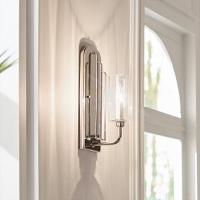 Kimrose 35cm Nikkel wandlamp Van Elstead Lighting - De cilindrische glazen kap is helder en gecanneleerd met verticale groeven, waardoor een uniek en subtiel lichteffect ontstaat.
