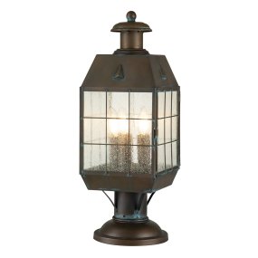 Nantucket 57cm Antiek messing Van Elstead Lighting - Tillverkad av massiv m&auml;ssing och glas, erbjuder den en robust och elegant konstruktion som &aring;ldras vackert &ouml;ver tid.