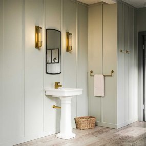 Wellington 40cm Antiek messing badkamerlamp Van Elstead Lighting - Gemaakt van hoogwaardig staal en glas, biedt het een luxueuze uitstraling met zijn antieke messing afwerking en gecanneleerde glazen kap die een prachtige lichtverspreiding creëert.
