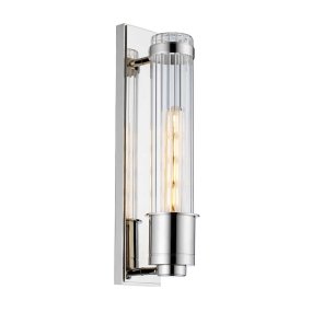 Wellington 40cm Chroom badkamerlamp Van Elstead Lighting - Gemaakt van hoogwaardig staal en glas, biedt het een luxueuze uitstraling met zijn gepolijste chromen afwerking en gecanneleerde glazen kap die een prachtige lichtverspreiding creëert.