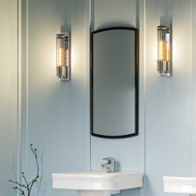 Wellington 40cm Chroom badkamerlamp Van Elstead Lighting - Gemaakt van hoogwaardig staal en glas, biedt het een luxueuze uitstraling met zijn gepolijste chromen afwerking en gecanneleerde glazen kap die een prachtige lichtverspreiding creëert.