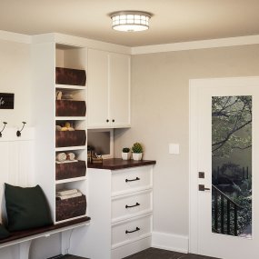 Guardian Ø35 Geborsteld nikkel badkamerlamp Van Elstead Lighting - De geborstelde nikkel afwerking en het geometrische frame geven de lamp een elegante uitstraling, terwijl het opaalglas een aangenaam en zacht licht verspreidt.