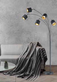 Tommy 5 Zwart vloerlamp Van Trio Lighting - De heldere, moderne vormen en het matzwarte metaal met zwarte en gouden stoffen kappen maken de lamp tot een elegant en flexibel interieurdetail.