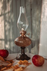 Esmeralda Bruin Van Strömshaga - De lamp is gemaakt van bruin glas met een decoratief geëtst patroon dat haar een romantische en ouderwetse uitstraling geeft.