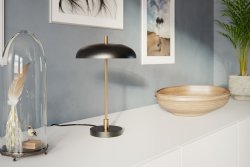 Shelby 45cm Matzwart tafellamp Van By Rydéns - Gemaakt van zwart metaal met een goudkleurige binnenkant, verspreidt het een warme, uitnodigende gloed die een gezellige sfeer in de kamer creëert.