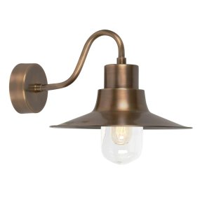 Sheldon Antiek messing buitenlamp Van Elstead Lighting - De Sheldon wandlamp in verouderd messing is geïnspireerd op de eenvoudige schuurlampen van het begin van de 20e eeuw, met een licht industriële uitstraling.
