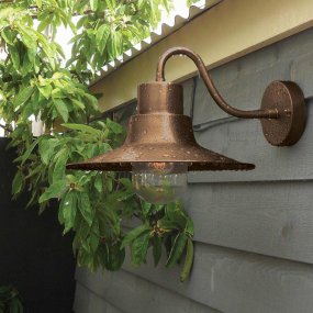 Sheldon Antiek messing buitenlamp Van Elstead Lighting - De Sheldon wandlamp in verouderd messing is geïnspireerd op de eenvoudige schuurlampen van het begin van de 20e eeuw, met een licht industriële uitstraling.