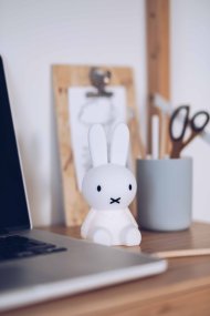 Bundle of Light - Miffy Mini Wit kinderlamp Van Mr Maria - Voeg wat licht en vreugde toe aan uw dag en uw huis met deze charmante Nijntje-lamp.