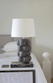 Bubbles 47cm Grijs lampenvoet Van Hallbergs - Het bubbelende ontwerp heeft een gr&aring; kleur en imiteert beton.