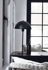 Coco 54cm Zwart tafellamp Van Hallbergs - Het is aan te raden om de lamp bij het raam te plaatsen, op een dressoir in de hal of als bedlamp in de slaapkamer.