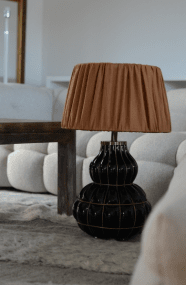 Beatrice 50cm Zwart Van Hallbergs - Grace Kelly is een prachtige tafellamp met een elegant design.