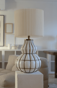 Beatrice 50cm Wit Van Hallbergs - Grace Kelly is een prachtige tafellamp met een elegant design.