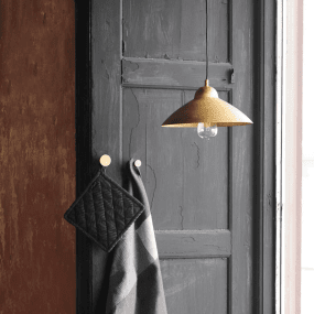 Studio 40Ø Ruw messing hanglamp Van H. Skjalm P - De Studio hanglamp met messing frame is een elegante plafondlamp met een eenvoudig en mooi silhouet.