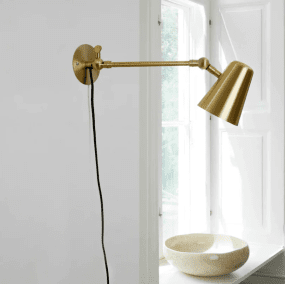 Vala Long 42cm Mat messing wandlamp Van H. Skjalm P - Het past perfect in de hal, langs het aanrecht of als nachtlampje naast het bed.