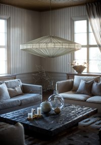 Alba Lampenkap Excl. Ophanging Ø115 Groente Van Alde & Lind - Met de semi-transparante stof in saliegroen heeft de lampenkap Alba een verfijnde en elegante uitstraling.