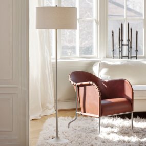 Soft Wit/zand Van Belid - De Soft vloerlamp is een stijlvolle en harmonieuze lamp met een kap van wit, Europees vlas en een metalen frame van zandkleurig metaal.