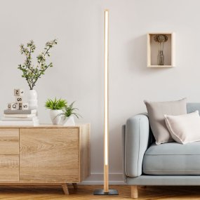 Arion Hout vloerlamp Van Brilliant - De lamp verspreidt een warmwit licht van 3000 Kelvin en met 1400 lumen vormt hij een aanvulling op de algemene verlichting van de kamer.