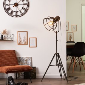 Reece vloerlamp Van Brilliant - De zachte vormen en het stijlvolle ontwerp zorgen ervoor dat de lamp net zo goed boven de eettafel past als in de woonkamer, slaapkamer of hal.