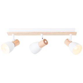 Daintree 3 Wit spot Van Brilliant - De houten details van de lamp creëren een spannende combinatie van natuur en functionaliteit en geven de kamer een warme en stijlvolle uitstraling.