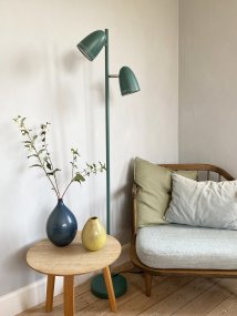 Dynamo 2 Groente vloerlamp Van Superliving - De kappen zijn 345&deg; kantelbaar en draaibaar, waardoor je het licht gemakkelijk precies daar kunt richten waar je het nodig hebt - perfect als leeslamp of als sfeerverlichting in de woonkamer.