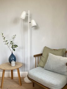 Dynamo 2 Wit vloerlamp Van Superliving - De kappen zijn 345&deg; kantelbaar en draaibaar, waardoor je het licht gemakkelijk precies daar kunt richten waar je het nodig hebt - perfect als leeslamp of als sfeerverlichting in de woonkamer.