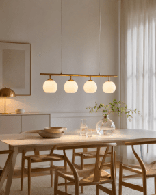 Globi 4 78cm Geborsteld messing/wit hanglamp Van Nordic Lighting - De metalen ophanging met geborsteld messing afwerking zorgt voor een elegante en grafische uitstraling, terwijl de vier ronde opalen glazen koepels een aangenaam en gelijkmatig licht in de ruimte verspreiden.