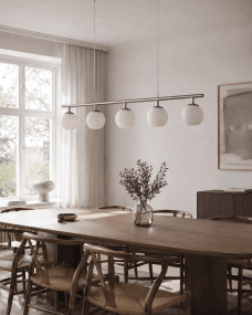 Globi 5 120cm Nikkel/wit hanglamp Van Nordic Lighting - De metalen ophanging met een matte nikkelafwerking zorgt voor een elegante en grafische uitstraling, terwijl de vijf ronde opalen glazen koepels een aangenaam en gelijkmatig licht in de ruimte verspreiden.