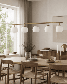 Globi 5 120cm Geborsteld messing/wit hanglamp Van Nordic Lighting - De metalen ophanging met geborsteld messing afwerking zorgt voor een elegante en grafische uitstraling, terwijl de vijf ronde opalen glazen koepels een aangenaam en gelijkmatig licht in de ruimte verspreiden.