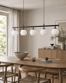 Globi 5 120cm Zwart-wit hanglamp Van Nordic Lighting - Globi 5 is een decoratieve blikvanger die zowel in moderne als in meer klassieke interieurs perfect tot zijn recht komt.
