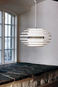 Ellipse Ø50 Wit/chroom hanglamp Van Belid - De ellipsvormige metalen kap is ontworpen om een zachte en fascinerende lichtstroom te cre&euml;ren die zich prachtig door de kamer verspreidt, terwijl de lamp bijna zwaar aanvoelt.