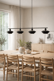 Stealth 120cm Zwart hanglamp Van Nordic Lighting - Stealth is een stijlvolle plafondlamp van zwart metaal met vier naar beneden gerichte kappen die een aangenaam, gericht licht geven boven bijvoorbeeld een eettafel of keuken.