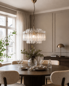 Lancaster Ø54 Messing/transparant hanglamp Van Lampan - Het elegante ontwerp met zijn moderne uitstraling en warme messingtint maakt de lamp een perfecte blikvanger boven de eettafel, in de woonkamer of hal.