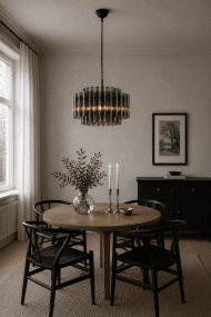 Lancaster Ø54 Rookkleurig hanglamp Van Lampan - Het multidimensionale ontwerp voegt diepte en leven toe aan de ruimte en maakt Lancaster een natuurlijke blikvanger boven de eettafel, in de woonkamer of in een ruime hal.