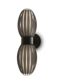 Tentacle Duo Zwart wandlamp Van Herstal - De zwarte kap met lamellen zorgt voor een prachtig lichtinval en cre&euml;ert een warme en uitnodigende sfeer.