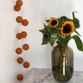 Irislights Terracotta 35-lights Terracotta Van Irislights - De slinger wordt geleverd met een snoer van 1,5 meter, een aan/uit-schakelaar en een stekker.