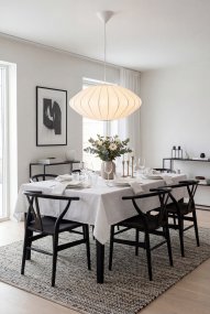 Josefine Ø50 Wit Van Aneta Lighting - De Josefine hanglamp is een elegante lamp met een zachte en harmonieuze vorm die de ruimte een aangename uitstraling geeft.