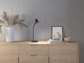 Tyson 54cm Zwart bureaulamp Van Belid - De Tyson tafellamp heeft een eenvoudig en stijlvol ontwerp in zwart getextureerd metaal, met een verstelbare lampenkap waarmee u het licht precies daar kunt richten waar u het nodig heeft om te lezen of werken.