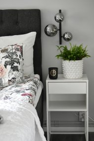 Molekyl 36cm Rookgrijs wandlamp Van Aneta Lighting - De lamp is gemaakt van zwart metaal en heeft kappen van rookglas die een zacht en aangenaam licht verspreiden.