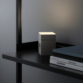 LAMP 1 - EU Grijs Van Avolt - Deze handige kleine lamp kan direct in het stopcontact (230V) worden gestoken en is perfect als nachtlampje of sfeerverlichting in de hal, slaapkamer of andere ruimtes waar u een zacht licht wilt.